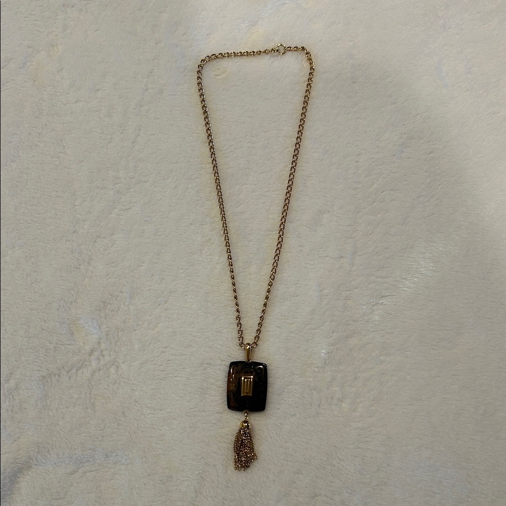 Elegant Gold Pendant Necklace